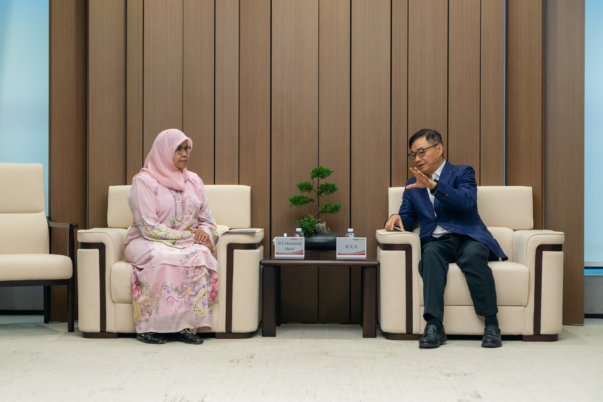 联合国副秘书长、人居署执行主任谢里夫女士一行到访南宫NG·28(中国)相信品牌力量