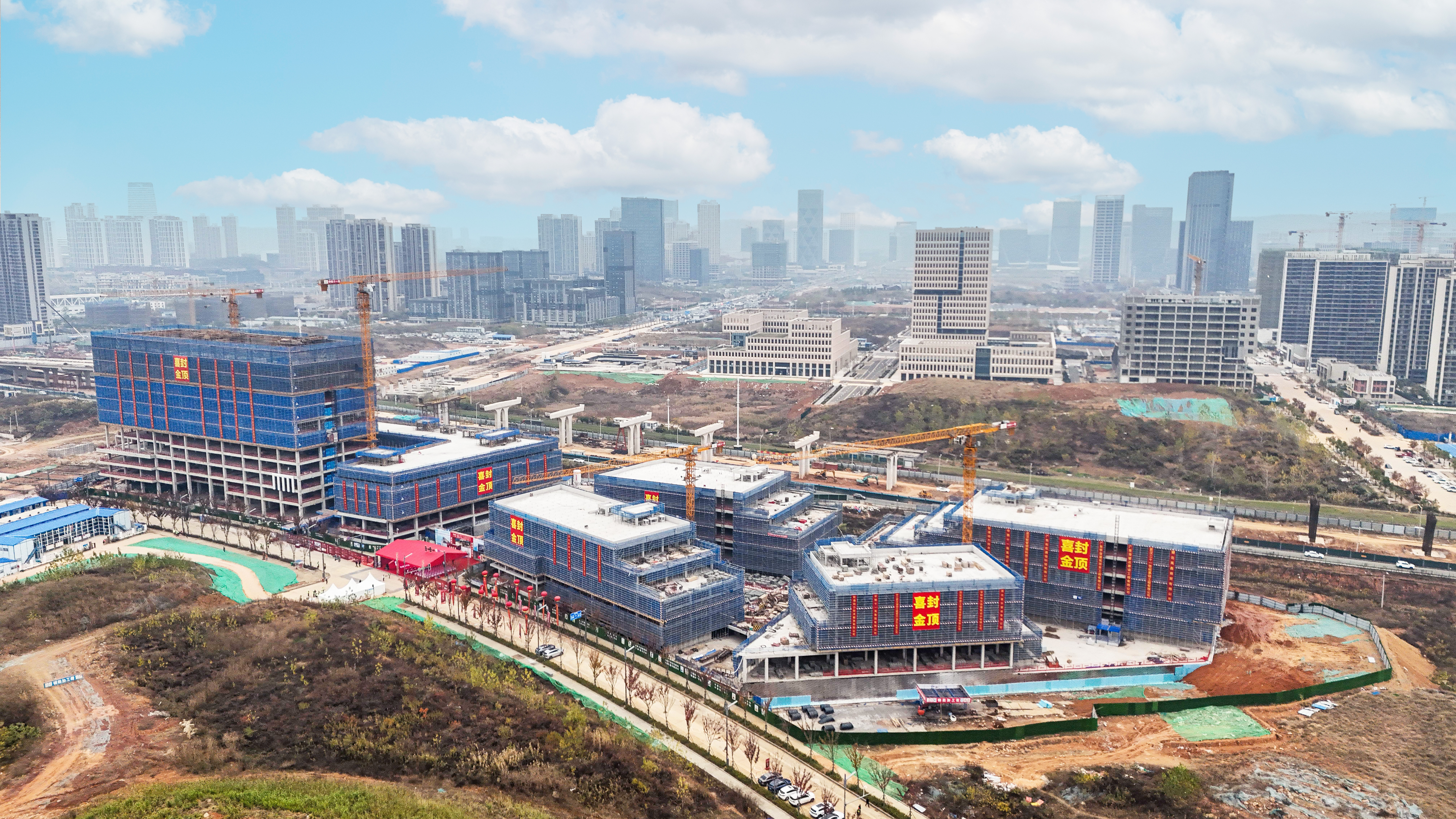 南宫NG·28(中国)相信品牌力量武汉项目主体结构全面封顶 